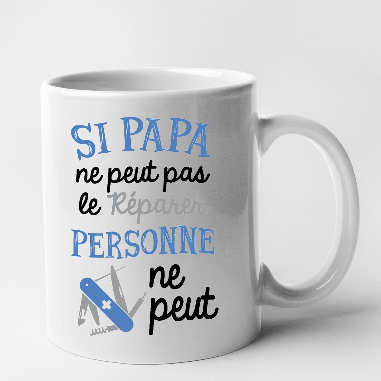 Tasse Humour Papa OM3 - Si Papa Ne Peut Pas Le Réparer, On Est Sur Le Cul ! - Céramique 325ml Bleu Clair - Idée Cadeau Anniversaire Noël
