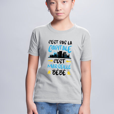 T-Shirt Enfant C'est pas la capitale c'est Marseille bébé Gris